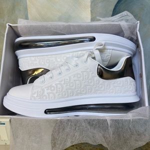 Brand new, Alexander McQueen style. Never worn.